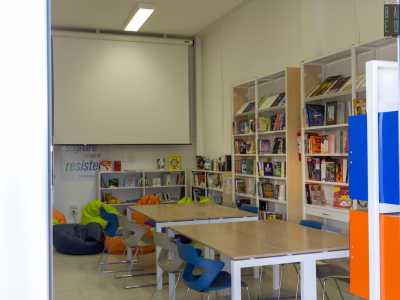 Qui si trova anche la sede dell�associazione calcistica Ideale Bari e nel luglio dell�anno scorso � stata inaugurata la biblioteca rionale